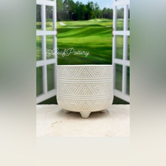 Coladita White Ceramic Planter Pot with Stud legs attached - Picture 9 of 9